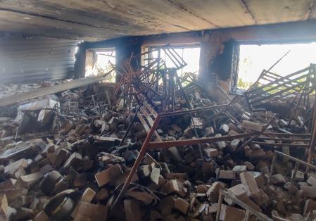 Escombros en el interior de un edificio de dormitorios destruido del Colegio Starobilsk de la Universidad Pedagógica de Luhansk&nbsp;