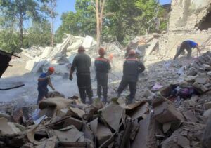 Rusia acusa a Ucrania de matar a 16 personas en el ataque a una residencia de estudiantes, pero Kyiv lo niega