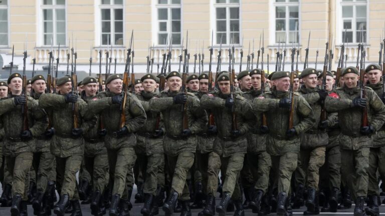 Rusia celebra el desfile del Día de la Victoria en la Plaza Roja de Moscú