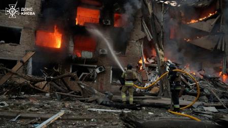 Los bomberos sofocan el incendio .