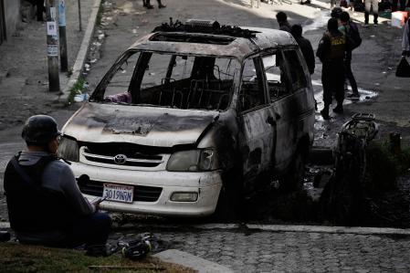 Un coche quemado durante las protestas en La Paz este martes. 
