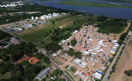 Camiones cisterna esperan en la ciudad fronteriza de San Antonio (Paraguay) a la espera de que se restablezca el orden en Bolivia. 