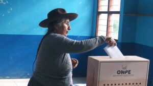 Tensión electoral en Perú: 15.000 votos separan a Sánchez y Aliaga, con 99,5 % escrutado