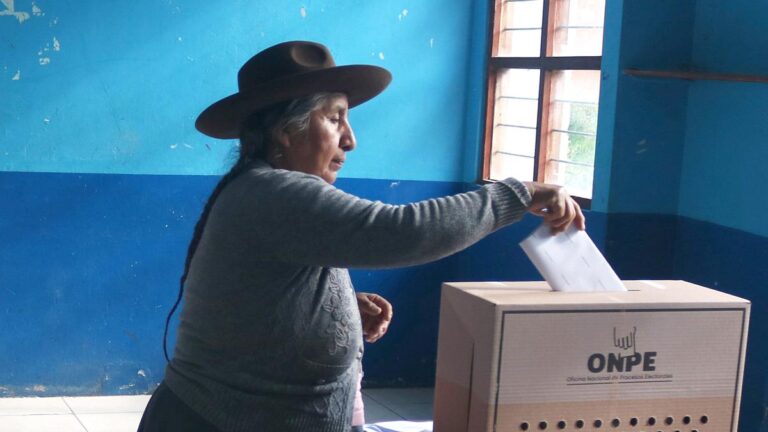 Tensión electoral en Perú: 15.000 votos separan a Sánchez y Aliaga, con 99,5 % escrutado