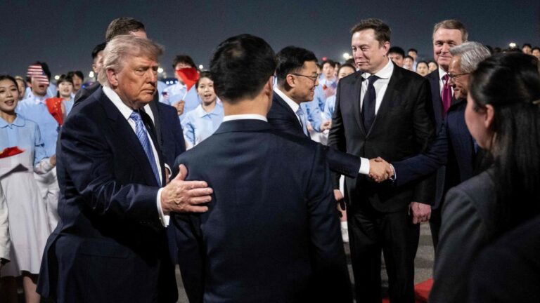 Trump llega a China acompañado de una comitiva de magnates tecnológicos