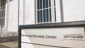 Un juez prohíbe a Trump renombrar con su nombre el Centro Kennedy de Washington