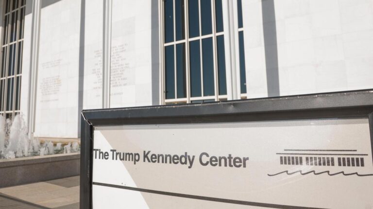 Un juez prohíbe a Trump renombrar con su nombre el Centro Kennedy de Washington