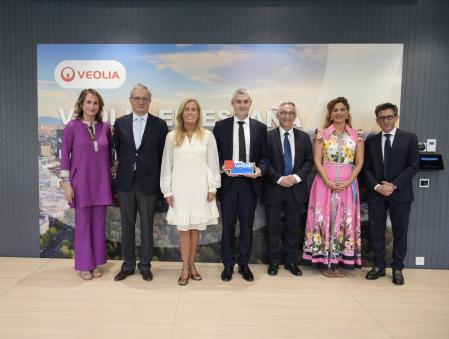 Los asistentes al acto de inauguración.