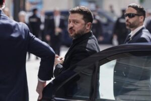 Zelenski pide a Trump más ayuda para defenderse de los ataques con misiles rusos