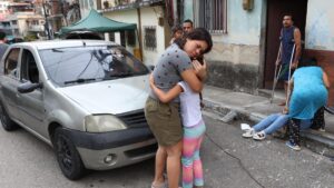 “¡Antonio, soy mamá!”: Venezuela busca a los desaparecidos tras un doble terremoto