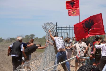 Cientos de manifestantes en Albania derriban las vallas del complejo turístico vinculado al yerno de Trump