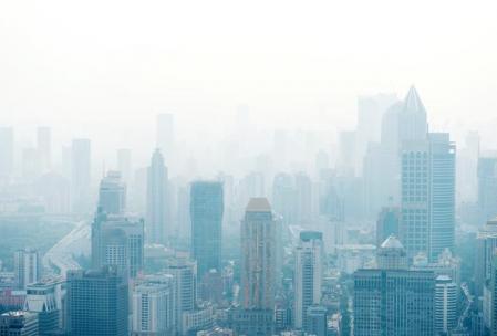 La ciudad china de Shanghái cubierta por una espesa capa de partículas de contaminación 