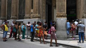 Cuba anuncia que Visa y Mastercard dejan de operar en la isla