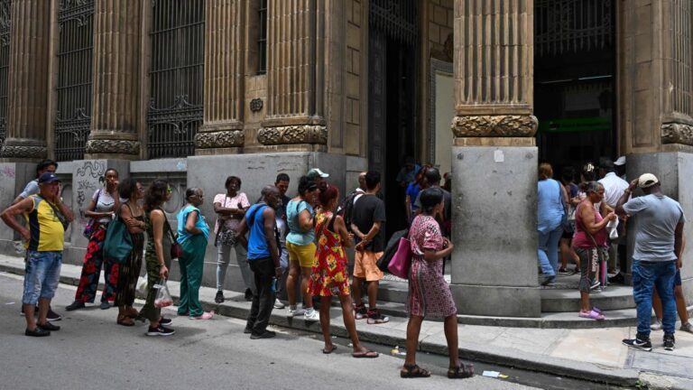 Cuba anuncia que Visa y Mastercard dejan de operar en la isla