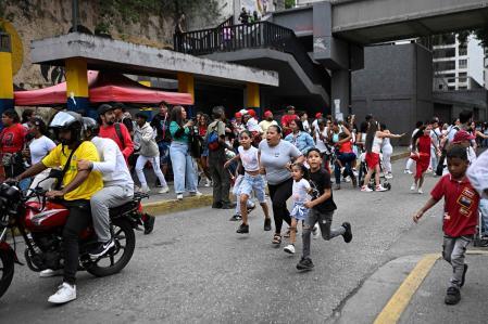 La gente corre en Caracas tras el terremoto.