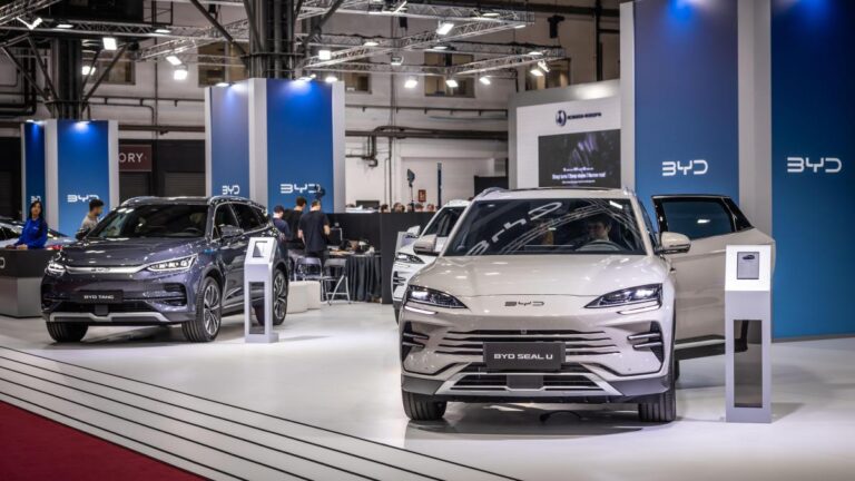 EE.UU. incluye a BYD y Alibaba en su lista negra de empresas que colaboran con el Ejército chino