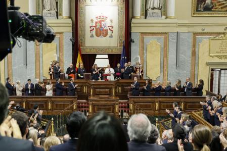 El papa León XIV es ovacionado tras el esperado e histórico discurso que el Sumo Pontífice ha pronunciado en el Congreso de los Diputados, este lunes, tercera jornada de su visita a España 