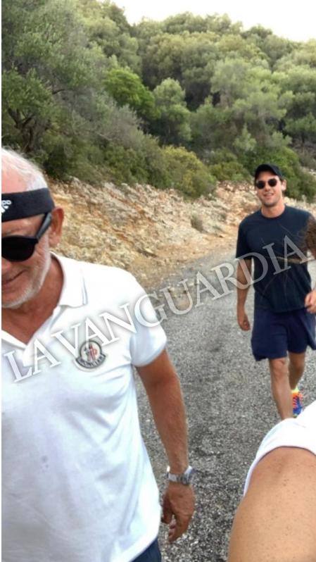 Isak y Jonathan Andic comparten una ruta a pie, en unas vacaciones familiares de 2020