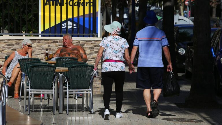 El Imserso convoca 880.000 plazas para la temporada 2026-2027, con precios desde 50 euros