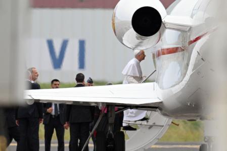 El Papa embarca en el Falcon ofrecido por el Rey 