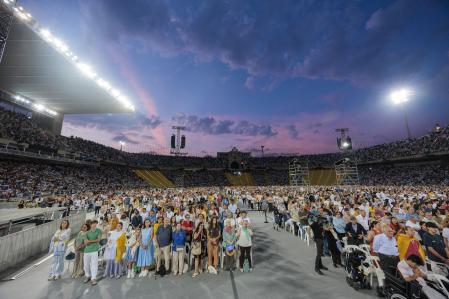 Aspecto del Estadi Olímpic Lluís Companys de Barcelona durante la vigilia dirigiada por León XIV