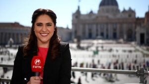 El Papa nombra a la primera mujer al frente de la comunicación vaticana procedente de la cadena que más chocó con Francisco