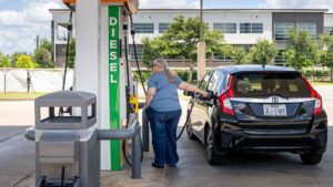 El precio del petróleo cae a niveles previos al inicio de la guerra en Irán