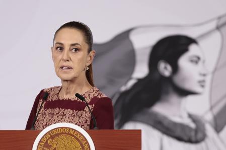 La presidenta de México, Claudia Sheinbaum, habla durante una rueda de prensa este viernes, en el Palacio Nacional de Ciudad de México (México).