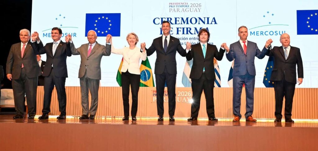 Fotografía de presidentes de países del Mercosur y representante de la UE.