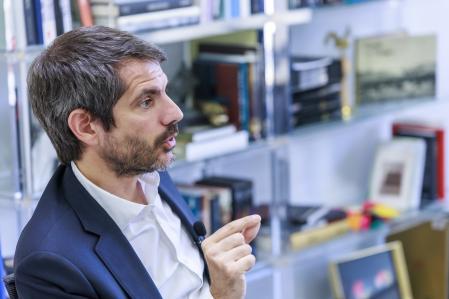 El portavoz de Sumar y ministro de Cultura en su despacho durante la conversación con 'La Vanguardia'
