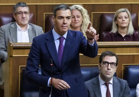 Sánchez durante un cara a cara con Feijóo en el Congreso