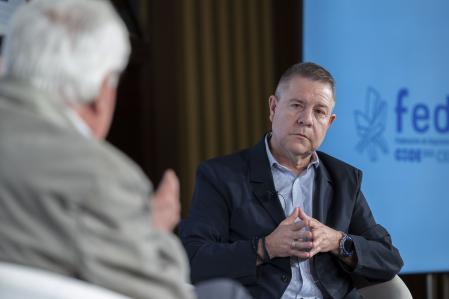 El presidente de Castilla-La Mancha, Emiliano García-Page, escucha la intervención del expresidente del Gobierno Felipe González en el encuentro que han compartido en Toledo&nbsp;