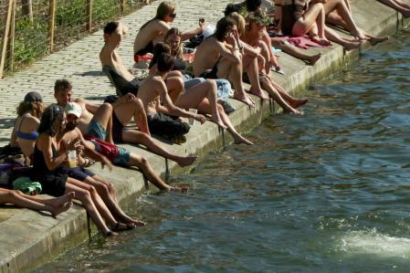 Francia cierra 845 centros educativos para combatir una de las peores olas de calor de su historia
