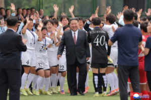 Kim Jong Un exprime al mejor equipo de fútbol femenino de Asia