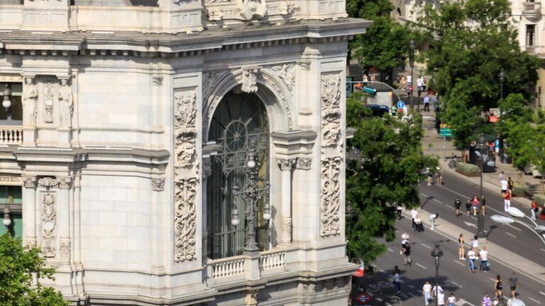 La deuda pública se modera al 101,6% del PIB, pero se dispara en cifras absolutas, 1,74 billones