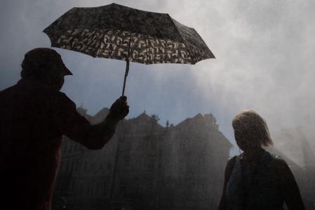 Unas turistas se refrescan ante las altas temperaturas en Praga, este domingo