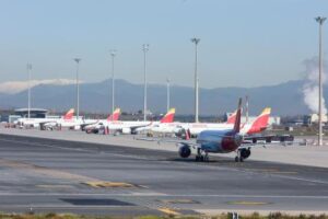Las aerolíneas disparan un 25,6% los vuelos nacionales y marcan un récord histórico de precios