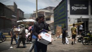 Las secuelas de los terremotos: desesperación y saqueos en La Guaira