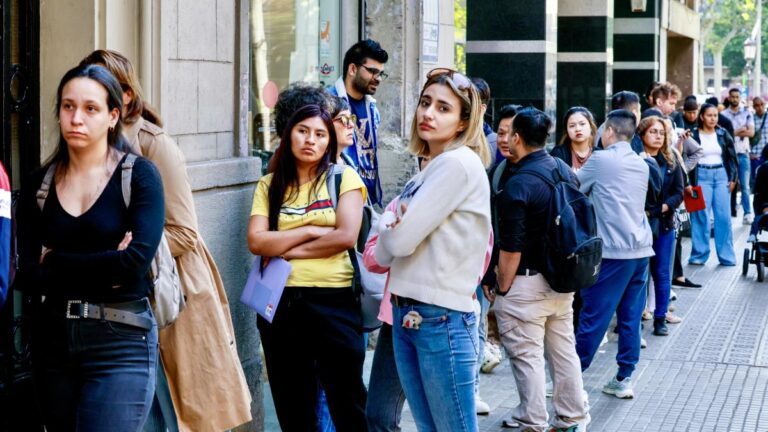 Las trabajadoras migrantes en Catalunya ganan casi un 20% menos que las españolas