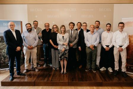 Marta Vidal con los representantes del pleno del Consejo Regulador de la DO Cava 