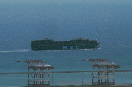 Barcos fondeados frente a la costa de Barcelona.