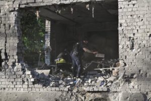 Ucrania se ceba con Crimea, bombardeando el puerto de Kerch y obligando a suspender la venta de gasolina