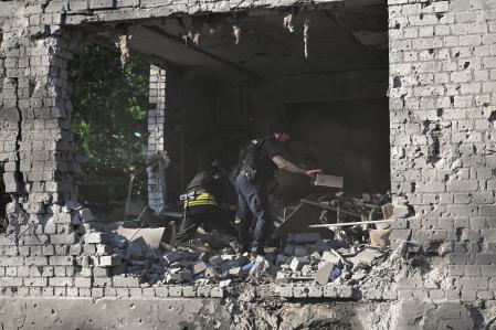 Ucrania se ceba con Crimea, bombardeando el puerto de Kerch y obligando a suspender la venta de gasolina