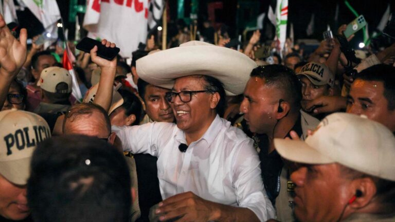 Un juez ordena que se enjuicie oralmente al candidato presidencial Roberto Sánchez en Perú