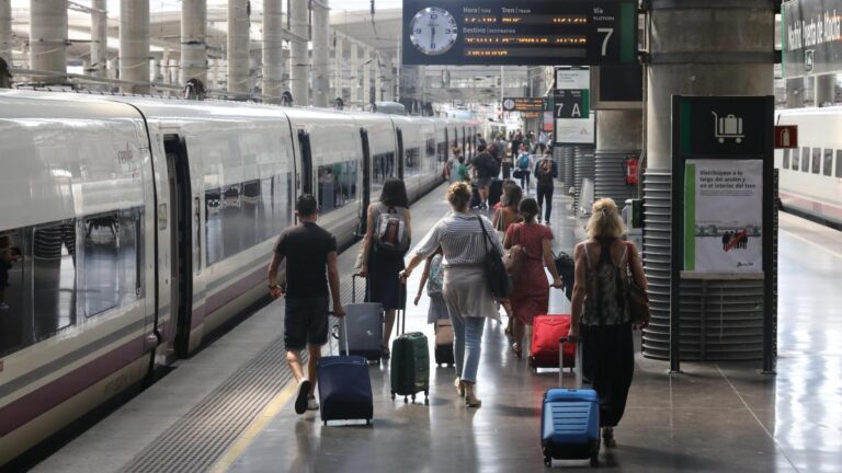 Verano Joven 2026: quién puede beneficiarse, desde cuándo y cómo pedir las ayudas para viajar en tren y autobús