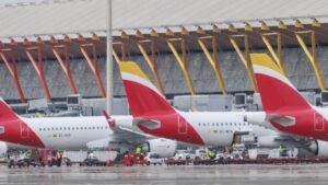 Aena limitará vuelos en horas punta en El Prat y Barajas en el verano del 2027 para evitar la saturación