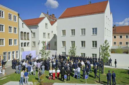 La fachada y el patio de la casa natal de Hitler durante la ceramonia de inauguración de la nueva comisaría de policía.&nbsp;