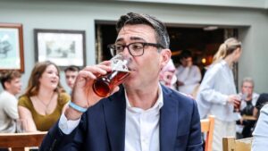 Burnham anuncia una bajada de impuestos para pubs, clubes y locales de música del Reino Unido