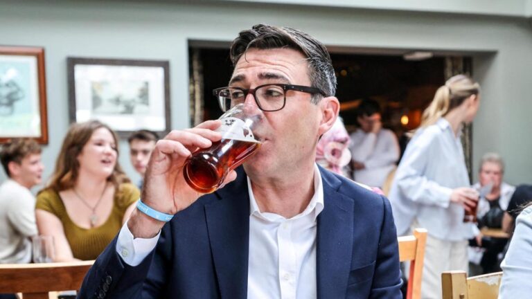 Burnham anuncia una bajada de impuestos para pubs, clubes y locales de música del Reino Unido
