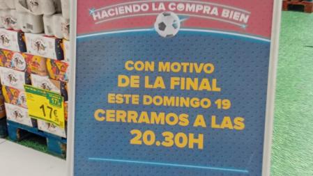 Cartel informativo sobre el cierre anticipado en un Carrefour